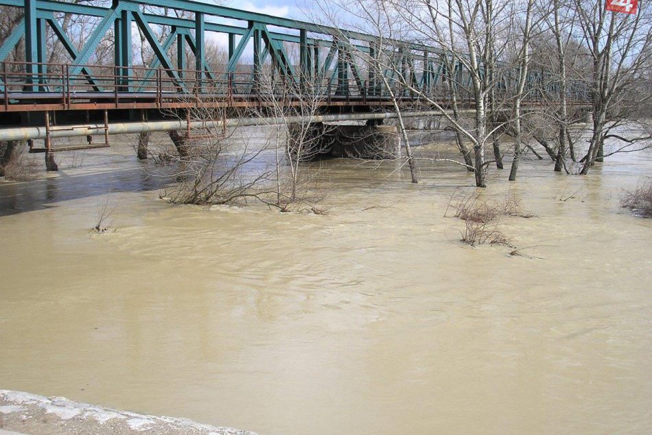 Fotogaléria: Zábery záplav na rieke Váh v Hlohovci v roku 2006