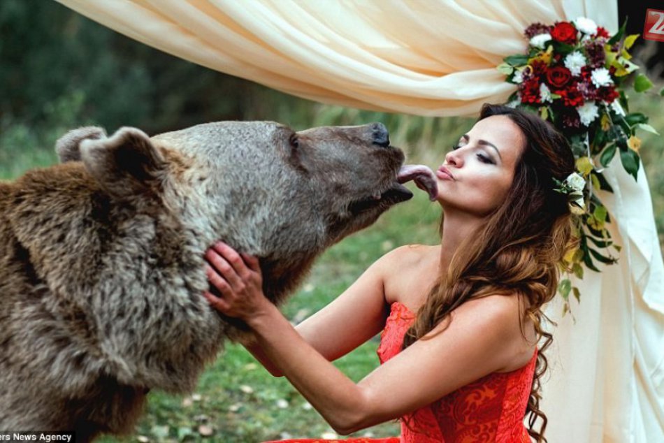 фотосессия с белым медведем. свадьба с цыганами и медведями. ведро колдуньи. колдунья с яблоком. медведь невеста ведьма ведро что лишнее.