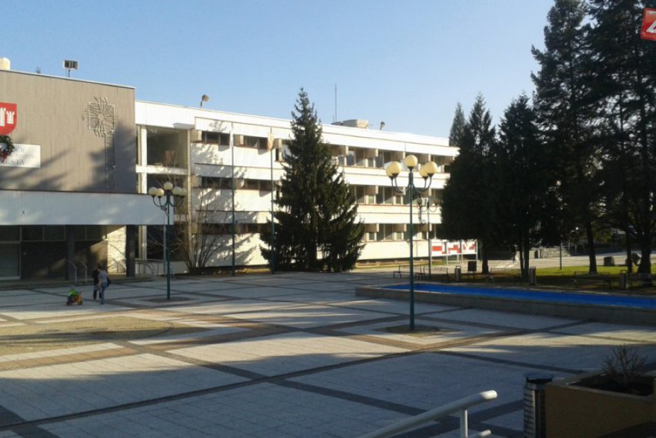 Vianočný stromček v Považskej: Vyrúbaný pred hotelom Manín