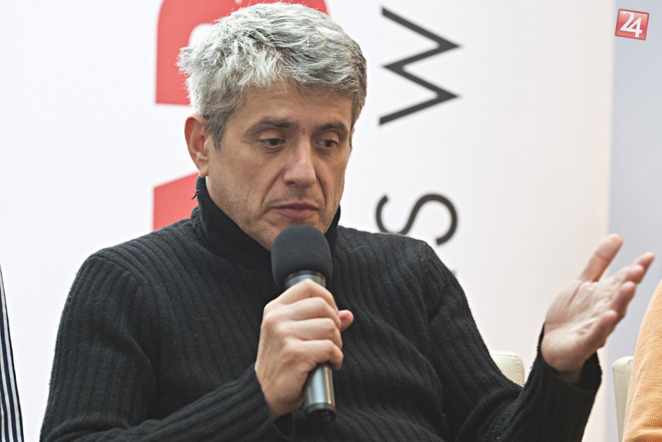 Na archívnych fotkách P. Breiner: Slávny umelec zakoncertuje v rodnom Humennom!