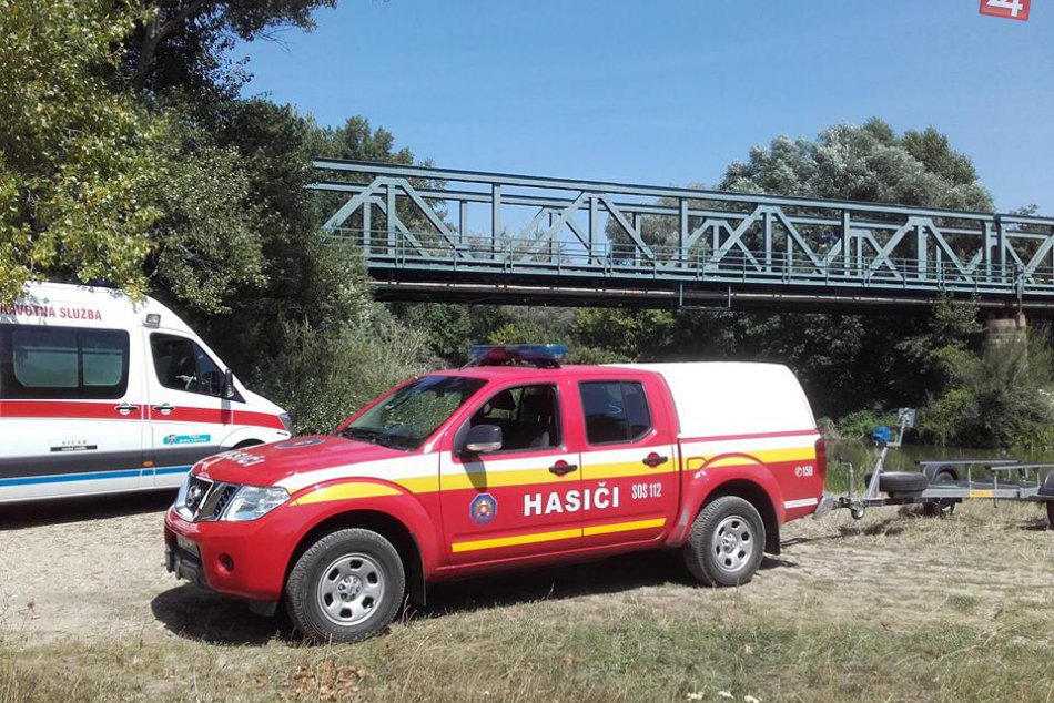 FOTO: Hlohovskí hasiči zasahovali pri záchrane muža z vodnej hladiny