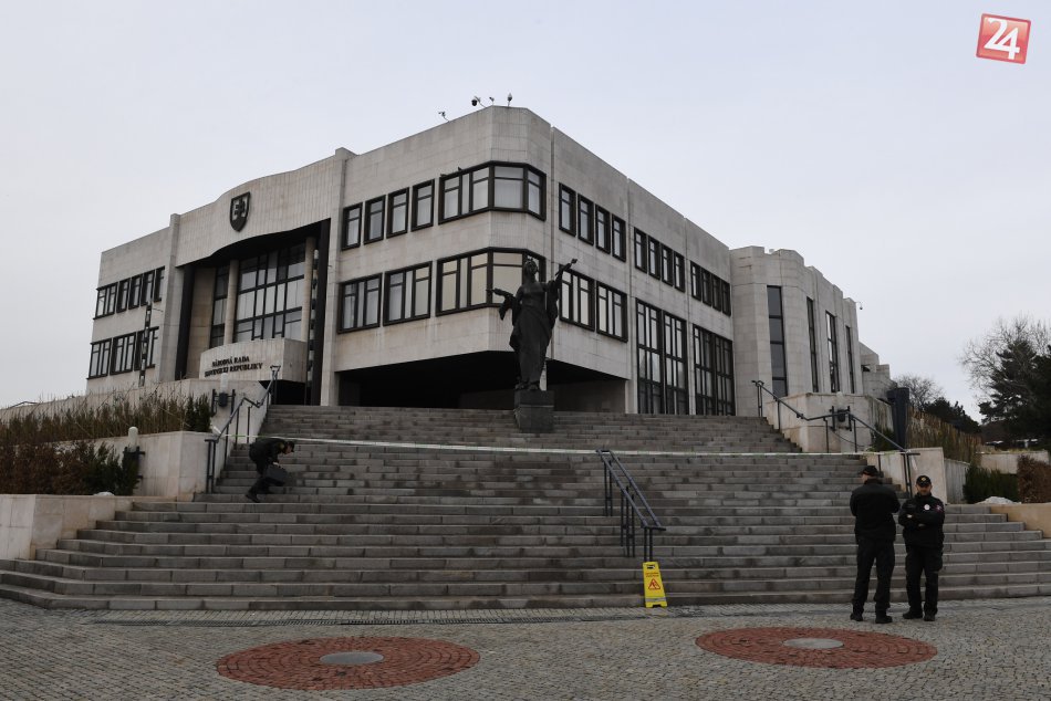 Polícia preveruje hlásenie o bombe v parlamente