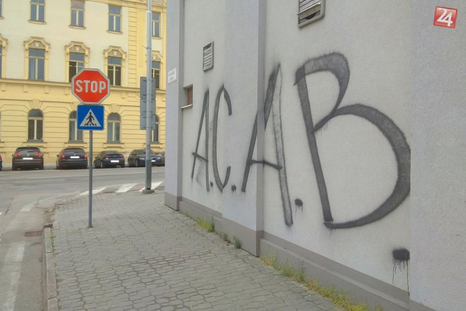 Na budovu MsP v Nitre niekto nasprejoval hanlivý nápis A.C.A.B.