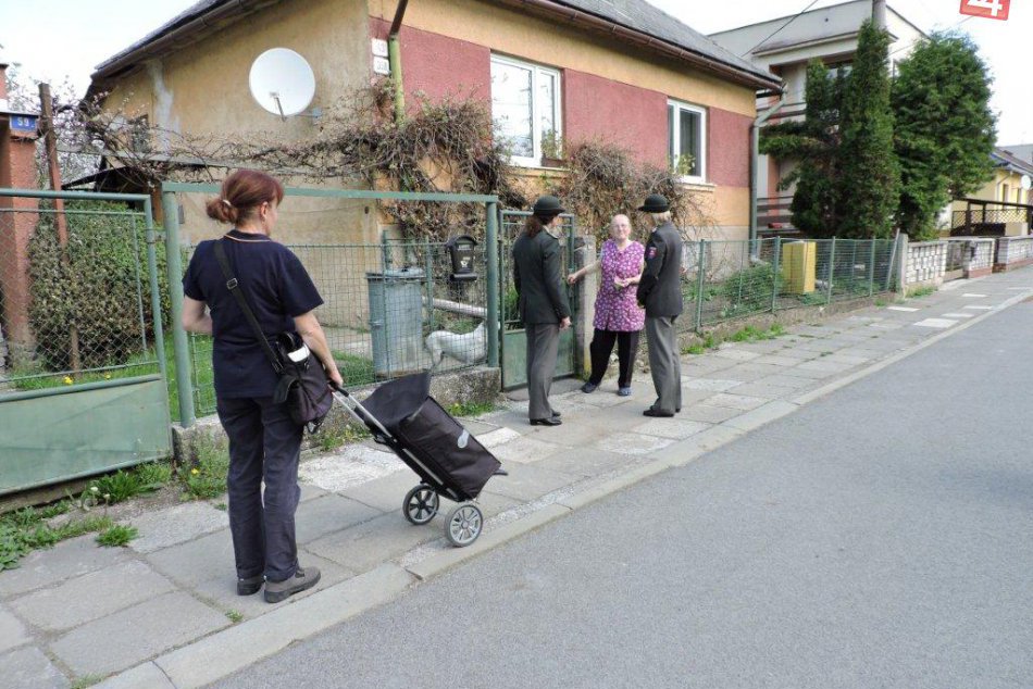 V OBRAZOCH: Polícia s poštou za seniormi