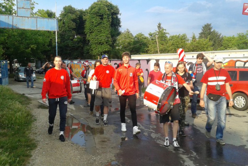 Fanúšikovia Považskej v akcii: Pozrite, ako to vyzeralo na výjazde v Šali
