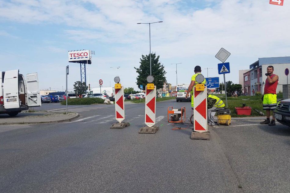V Šali a okolí renovujú cesty aj chodníky: Vodičov potešia svetelné gombíky
