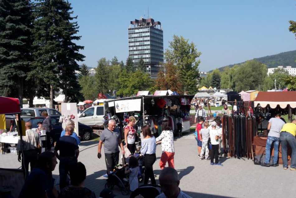 Jarmok ovládol centrum Považskej Bystrice: Zábery priamo z miesta diania