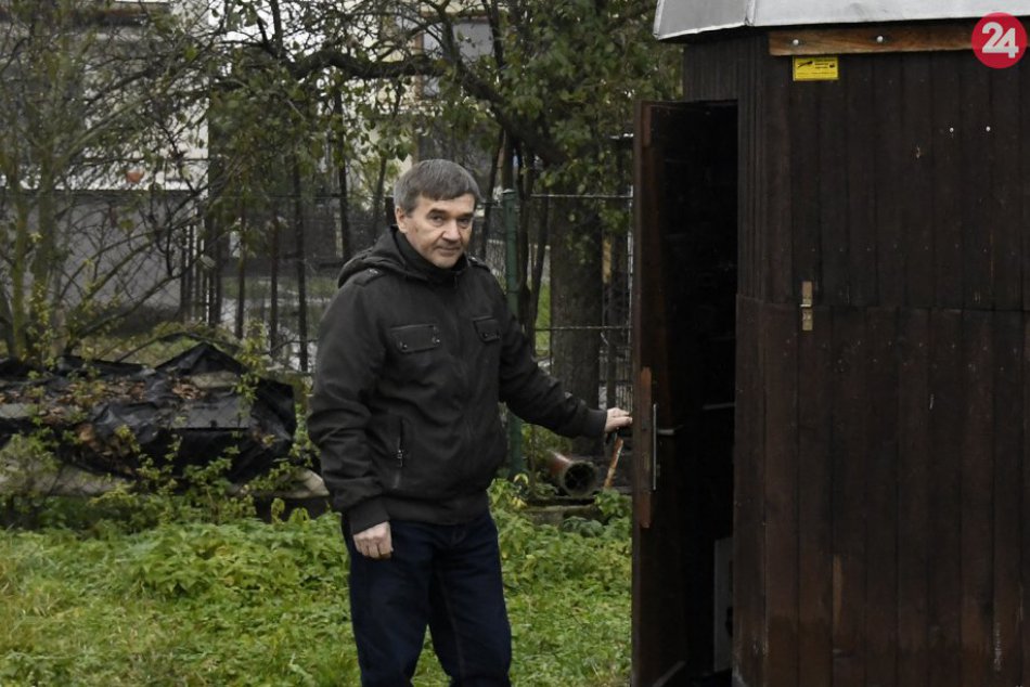 FOTO: Amatérsky astronóm Marián Mičúch si na záhrade zostrojil pozorovateľňu