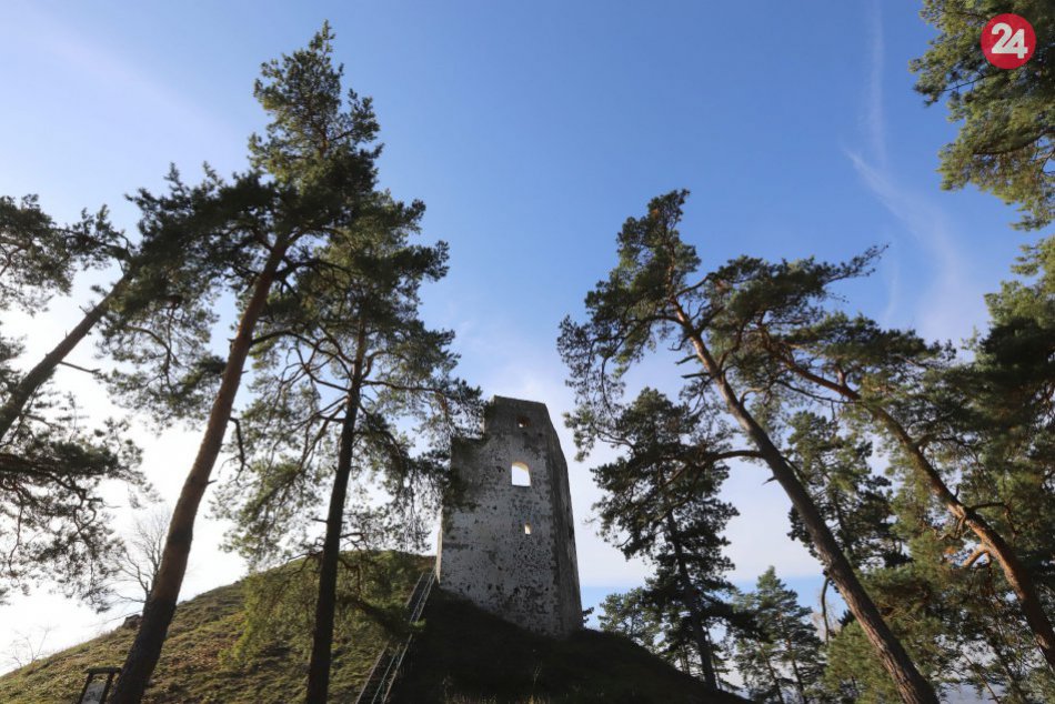 V OBRAZOCH: Dobronivský hrad zachytený na fotkách