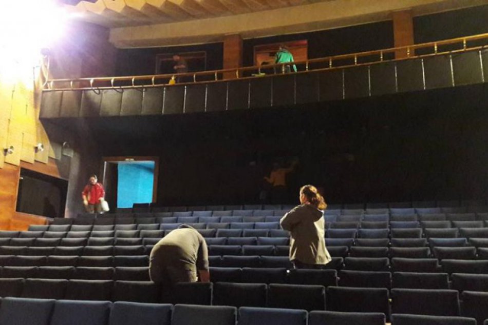 Dom kultúry v Považskej ožíva: Takto sálu pripravovali na Noc divadiel