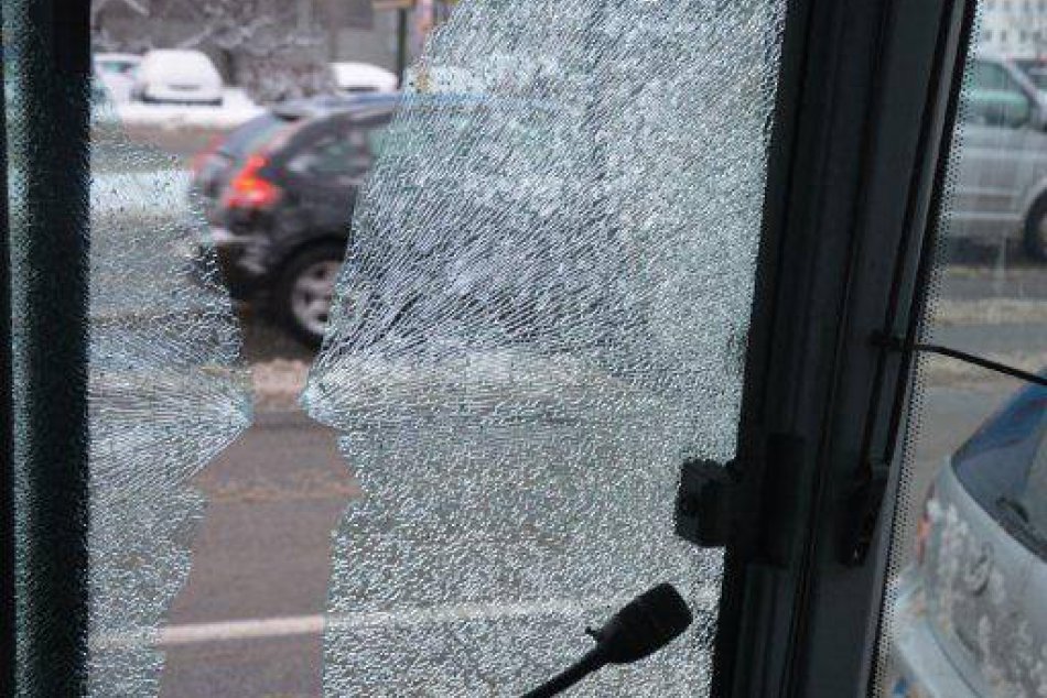 Prestrelené sklo autobusu MHD