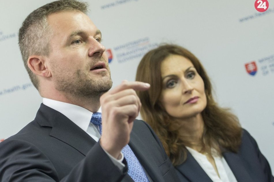 Premiér SR Peter Pellegrini a vpravo ministerka zdravotníctva SR Andrea Kalavská
