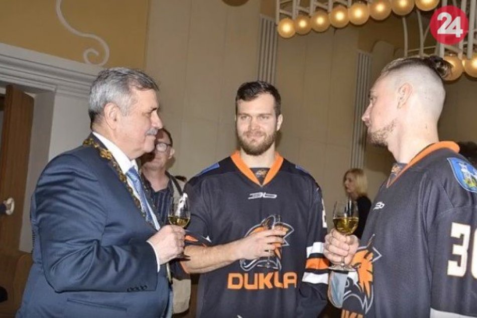 FOTO: Michalovských hokejistov prijal primátor a potom sa stretli s fanúšikmi