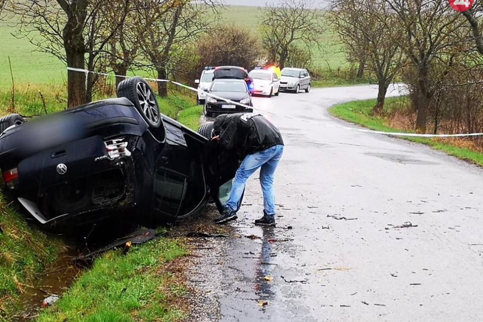 Nehoda pri Rimavskej Sobote: Hasiči spod auta vytiahli osobu bez známok života