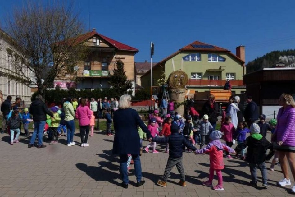 Obrazom: Námestie v Dobšinej zdobí tento MEGA zajko