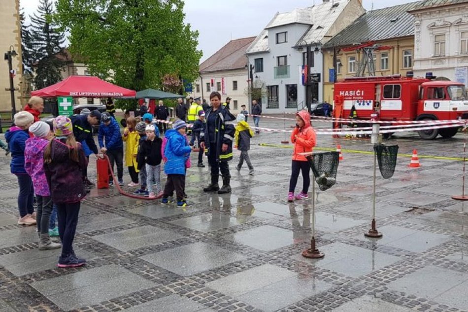 FOTO: Detská akcia s hasičmi na mikulášskom námestí