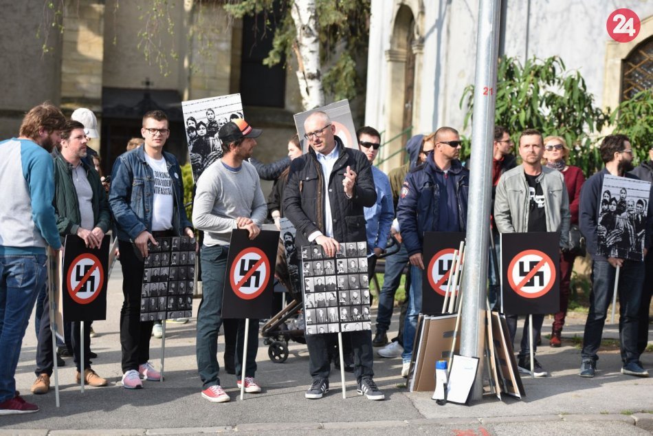 Dva protesty v jednom čase na námestí sa obišli bez incidentu