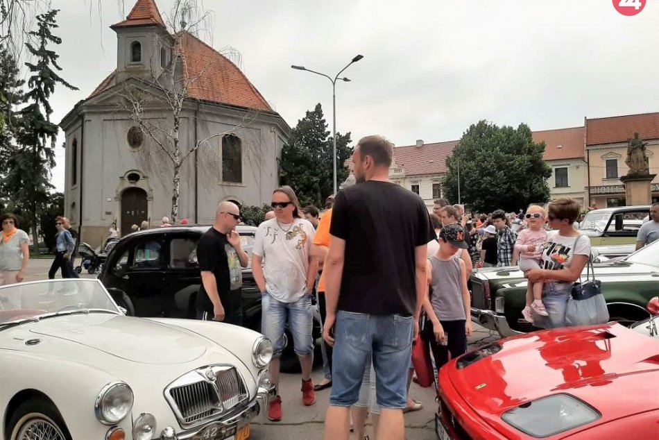 Námestie ovládli veterány: Desiatky naleštených starých áut zavítali do Hlohovca