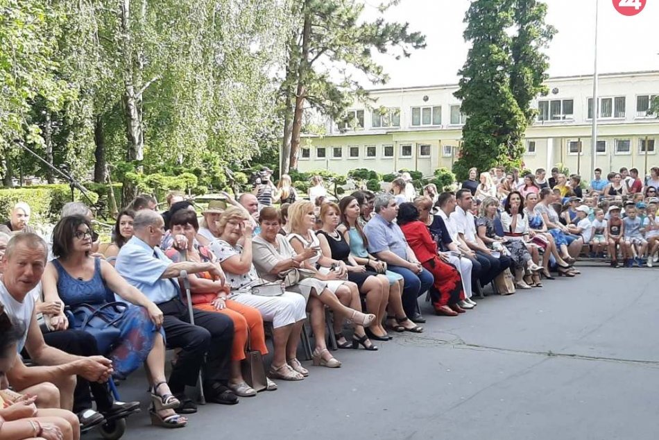 Významnej osobnosti odhalili bustu: ZŠ A. Felcána si uctila hlohovského rodáka,