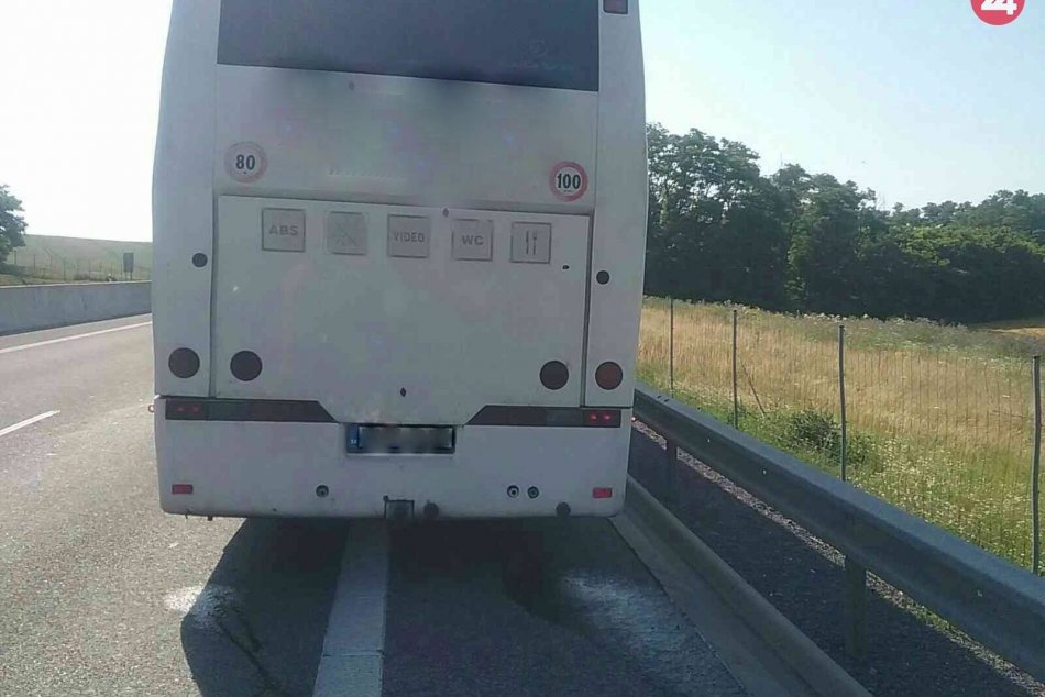 Autobus plný žiakov dostal na R1 defekt