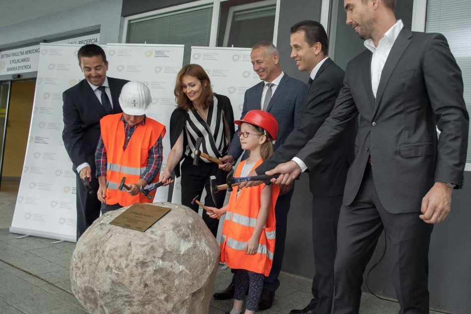 Poklepanie základného kameňa realizácie projektu Modernizácia DFNsP v BB