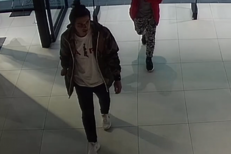 Zábery z kamier: Policajti hľadajú týchto svedkov