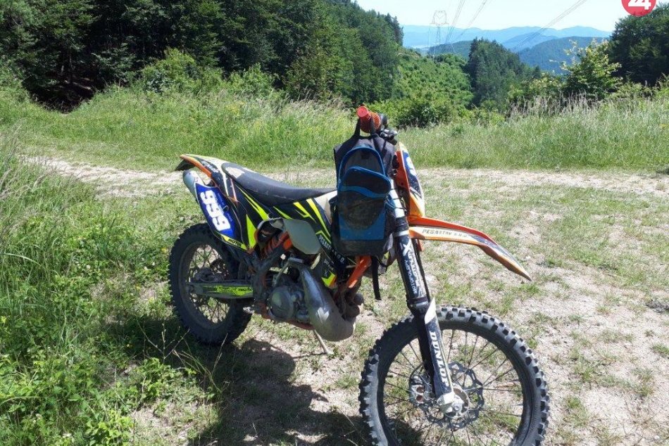 Policajti z Považskej Bystrice chytili motorkára: Jazdil po chránenom území