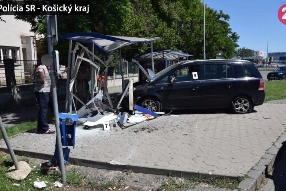 Fotografie z miesta: V našom meste auto vpálilo do zastávky