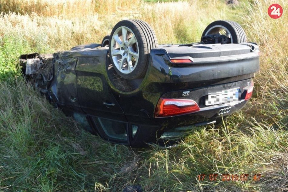 V OBRAZOCH: Mladý vodič skončil po zrážke v protismere na streche