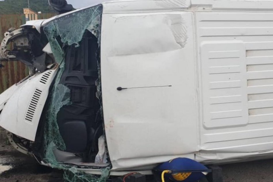 Dodávka sa po náraze do plota prevrátila: Posádku museli vyslobodiť hasiči, FOTO