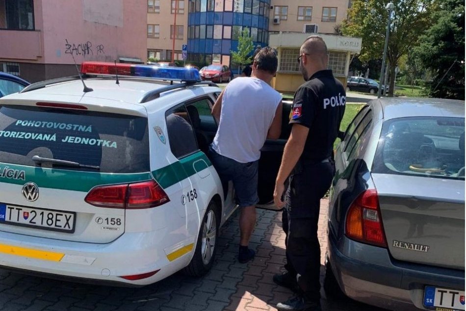 Vodič nafúkal 3,5 promile: Našťastie zrazil len dve dopravné značky