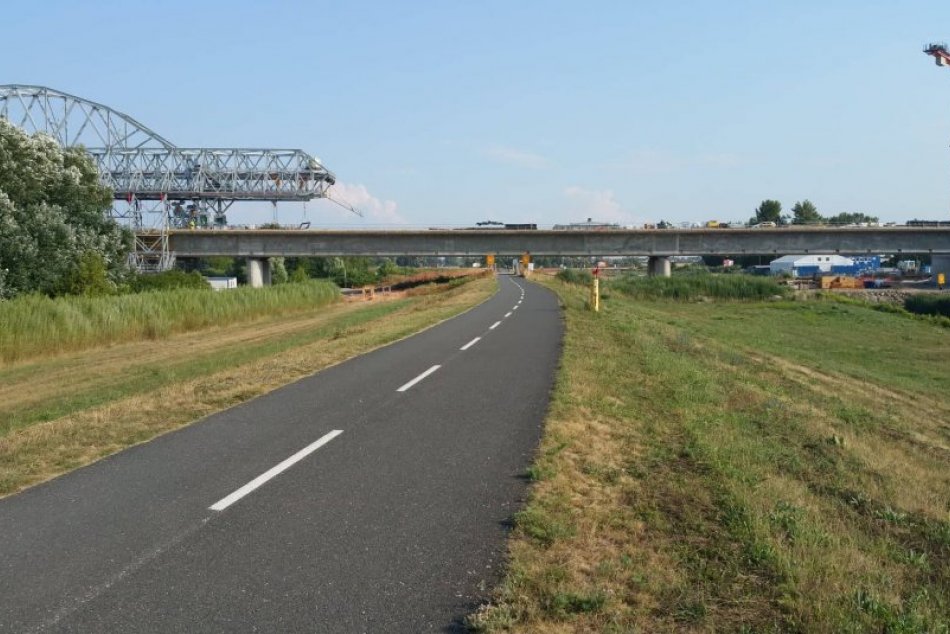 Obchvat D4R7 nad petržalskou hrádzou