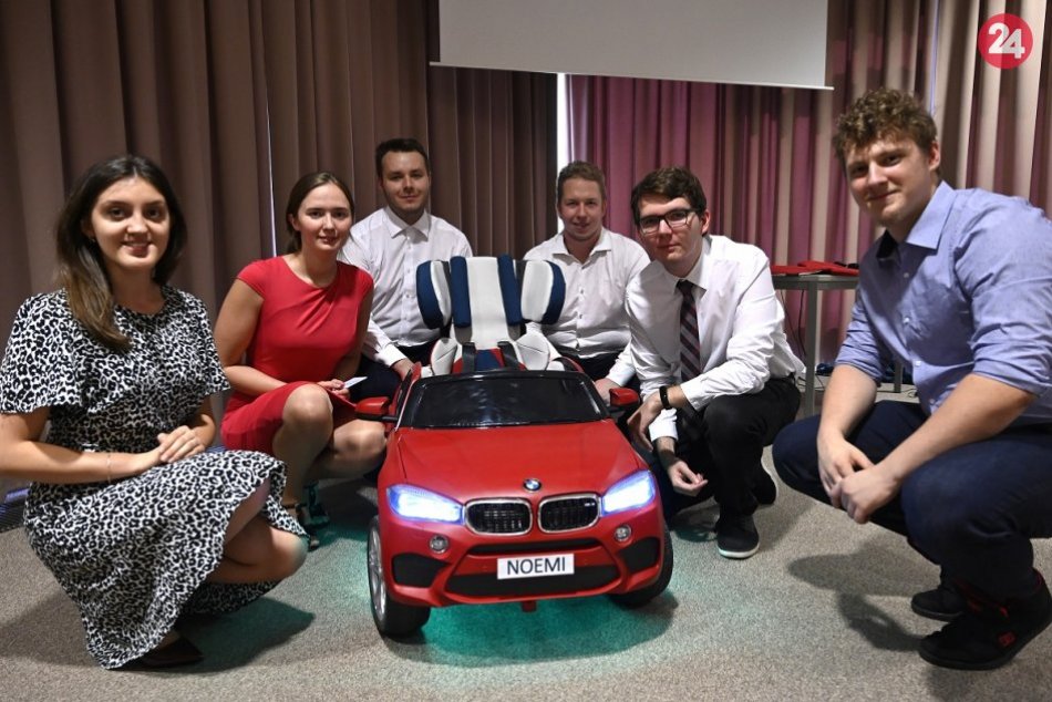 Stážisti upravili v technologickom centre v Trenčíne autíčka hendikepovaným deťo