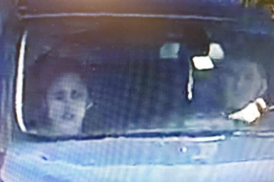 Polícia pátra po osobách na FOTO: Môžu pomôcť pri objasnení krádeže v Nitre