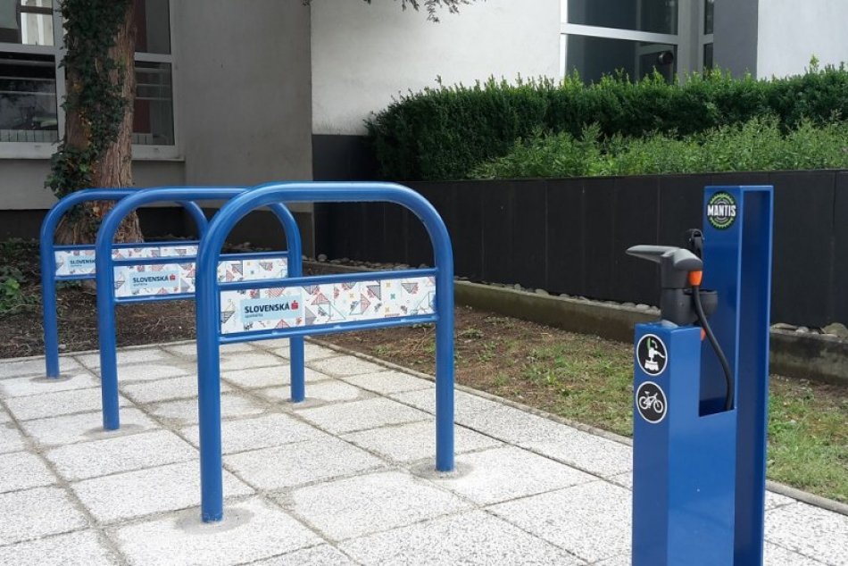 Zásluhou cyklistov pred úradom v Považskej pribudli cyklotojany a cyklopumpa