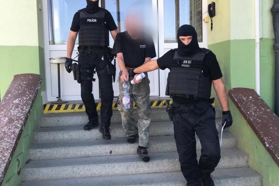 FOTO: Obvineného z brutálnej vraždy v našom kraji odvádza polícia