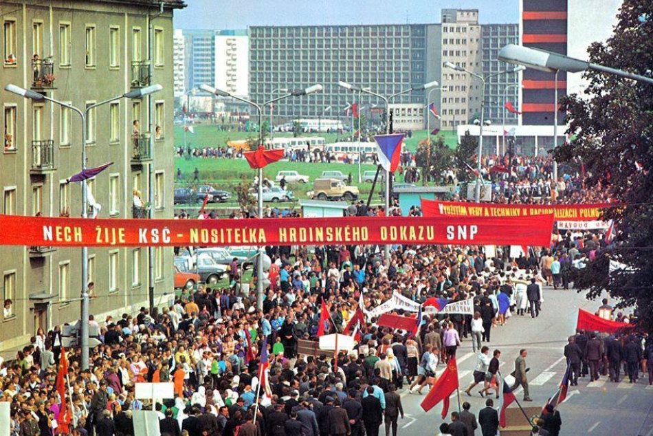 Archívne FOTO z dožinkových osláv: Pred 45. rokmi Nitru zaplnilo vyše 100-tisíc