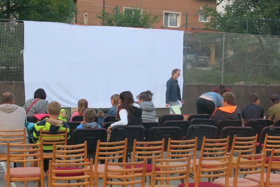 Letné kino Cibuliar v Milochove: Zábery z premietania a príprav