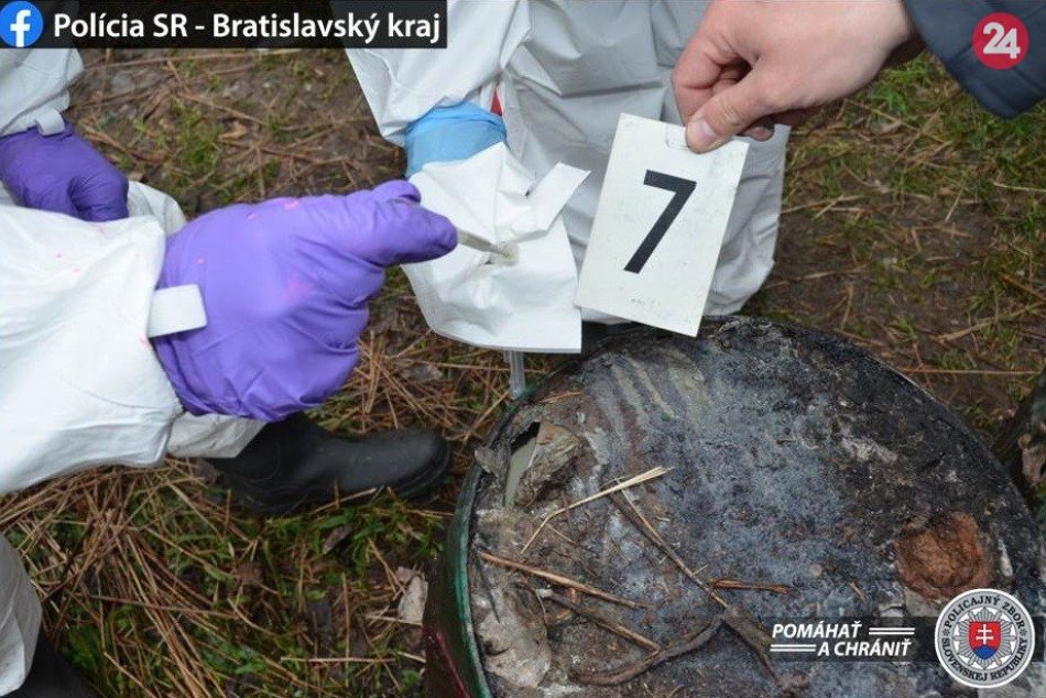 Polícia obvinila mužov, ktorí mali vyhodiť 21 sudov s nebezpečným odpadom