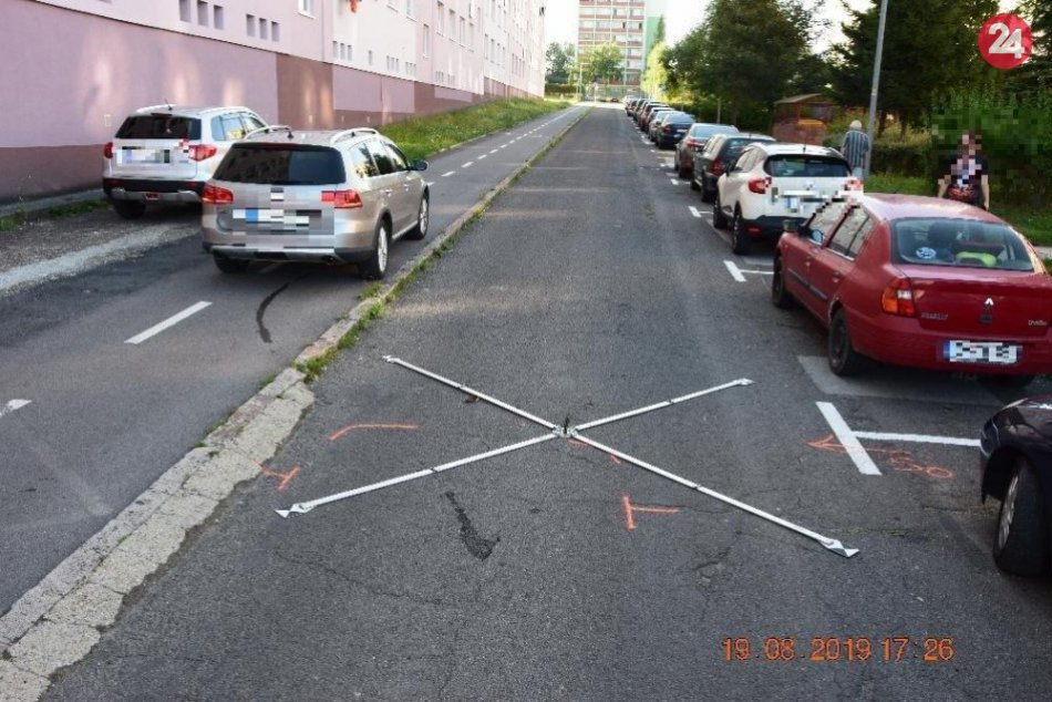 FOTO z miesta nehody: Chlapec vbehol pred idúce auto
