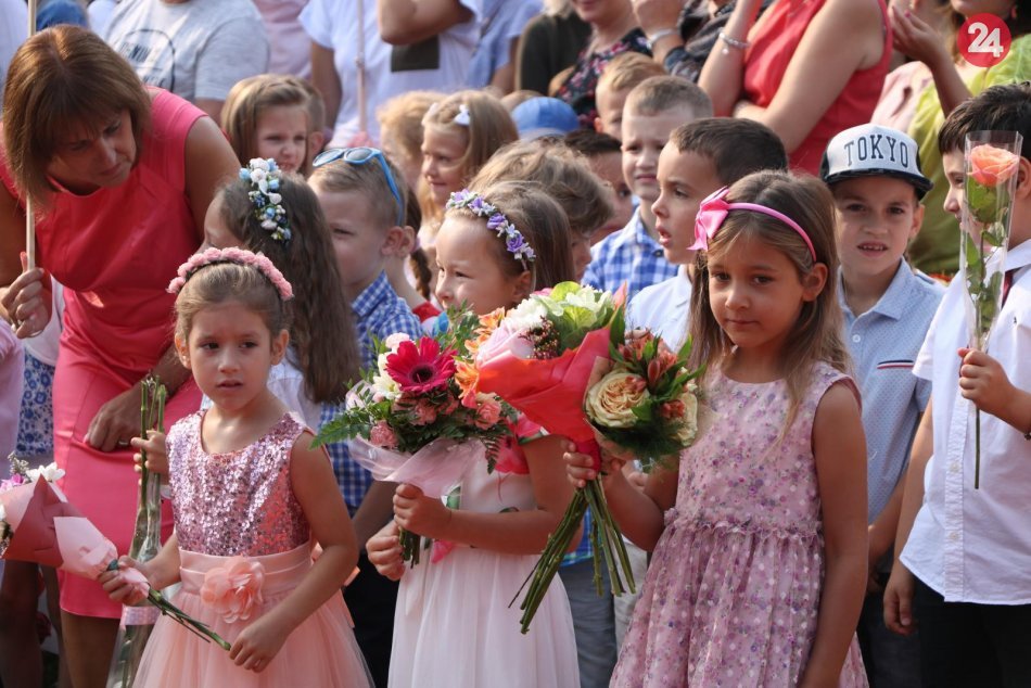 Aj v Prešove zasadli žiaci do lavíc: Fotografie z odštartovania školského roka