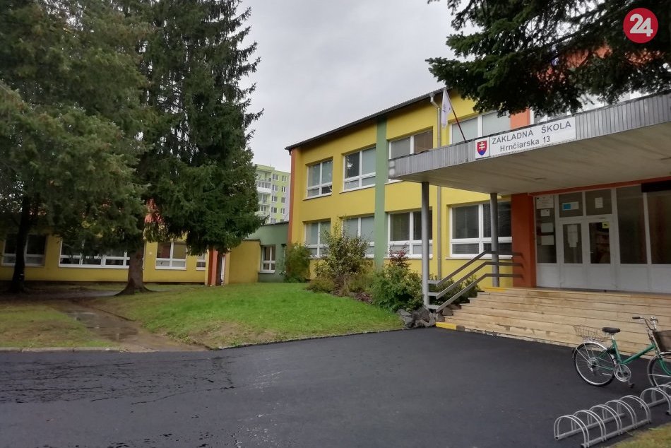 V OBRAZOCH: Pozrite si areál ZŠ Hrnčiarska po rekonštrukcii nástupnej plochy