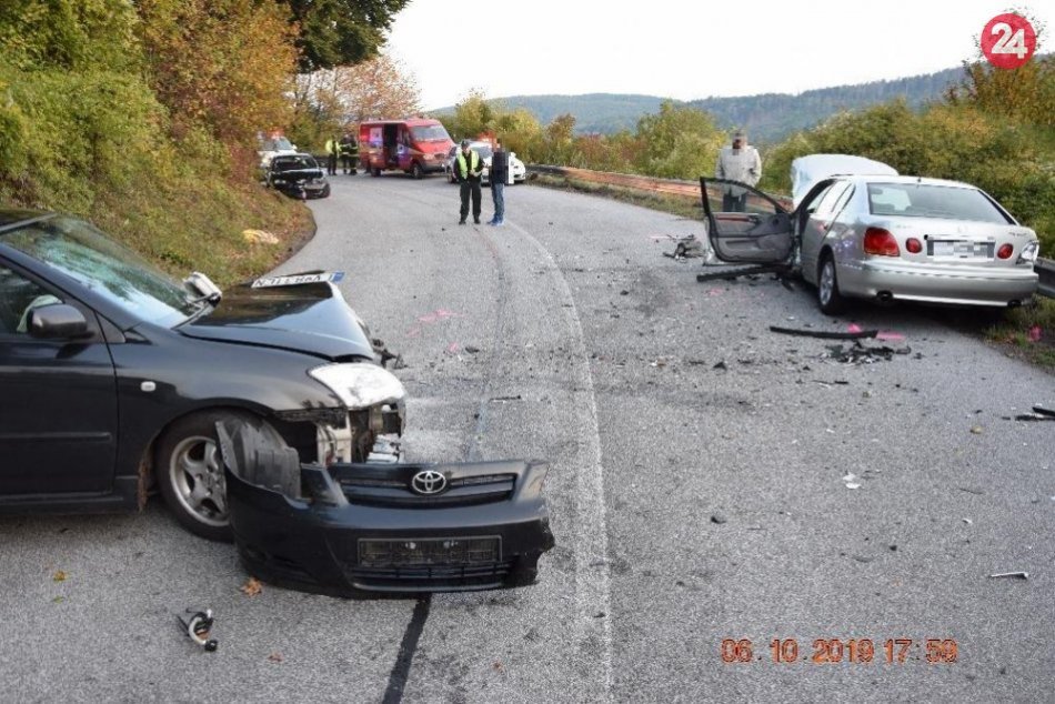 Policajné zábery z miesta: Zrážka troch osobných áut