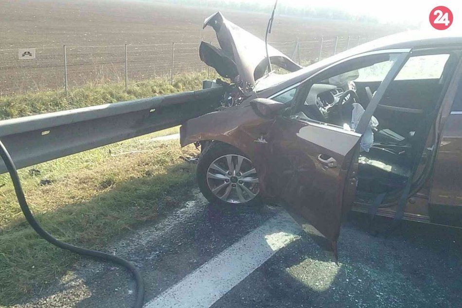 Hasiči zasahujú pri nehode na R1: Auto začalo horieť, vodič je v bezvedomí