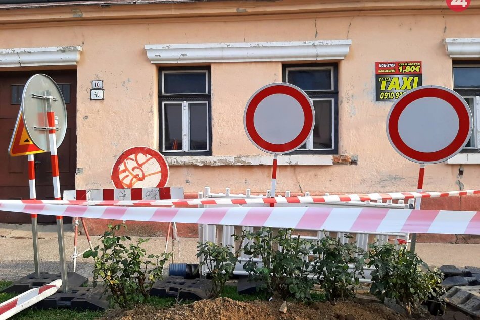 Prepadnutá cesta na križovatke ulíc Kpt. Nálepku – Podzámska