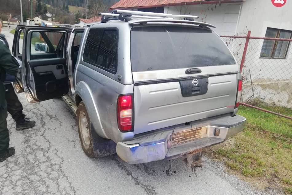 Policajná hliadky zastavila vodiča v aute bez ŠPZ a to nebolo všetko