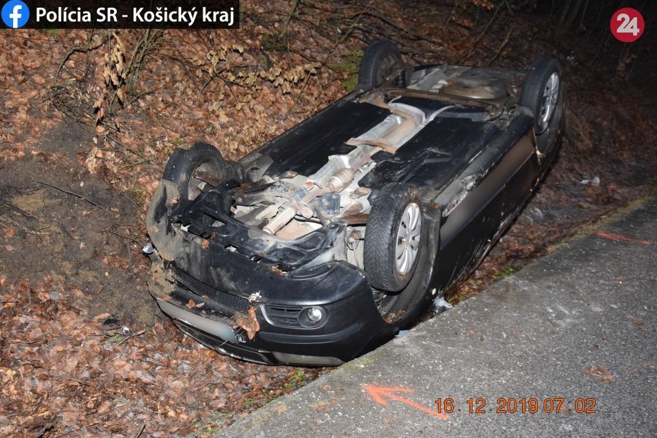 Obrazom: Po šmyku ostalo auto na streche