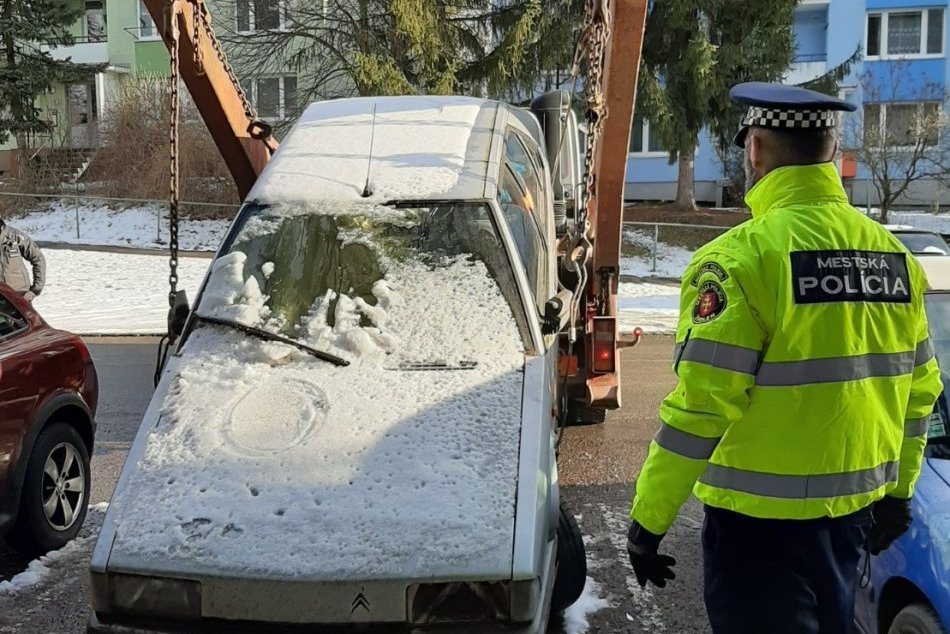 V OBRAZOCH: Vo Zvolene odtiahli z ulíc ďalšie staré autá