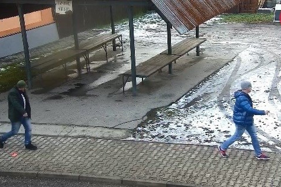 V OBRAZOCH: Polícia hľadá dvojicu mužov