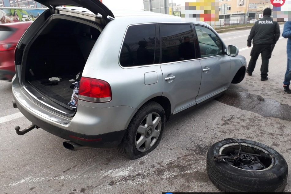 Jazdili v protismere a havarovali: V aute objavili šesť utečencov
